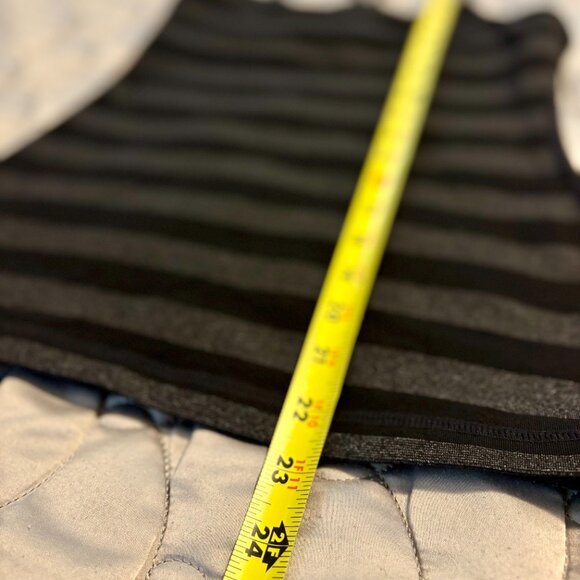 Lululemon Black and Grey Stripe Built in Bra Fitted Tank Top Women 4 - Picture 9 of 9